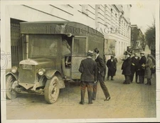 1928 Press Photo Tom Blanton shows how bootleggers bring liquor into Washington