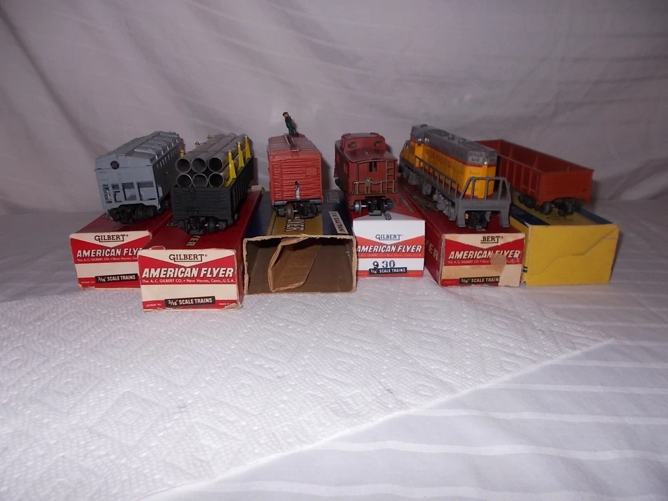 AMERICAN FLYER SET #20325 WITH 372 UP ENGINE FREIGHT CARS NICE! LOT #R-15 - Image 4 of 4