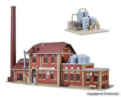 BREWERY w/ ROOF TOP VATS & INTERIOR VATS - HO Scale PLASTIC KIT 5609 - NEW