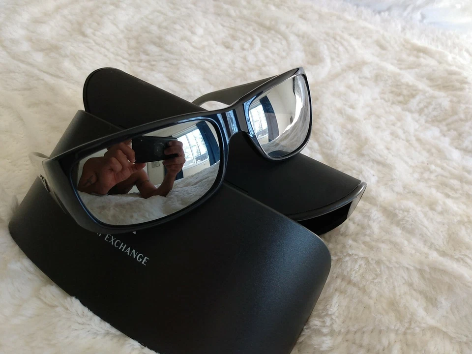 Gafas de sol Armani Exchange ea9315s montura plateada y azul oscuro sobre lentes grises Foto 4 de 4