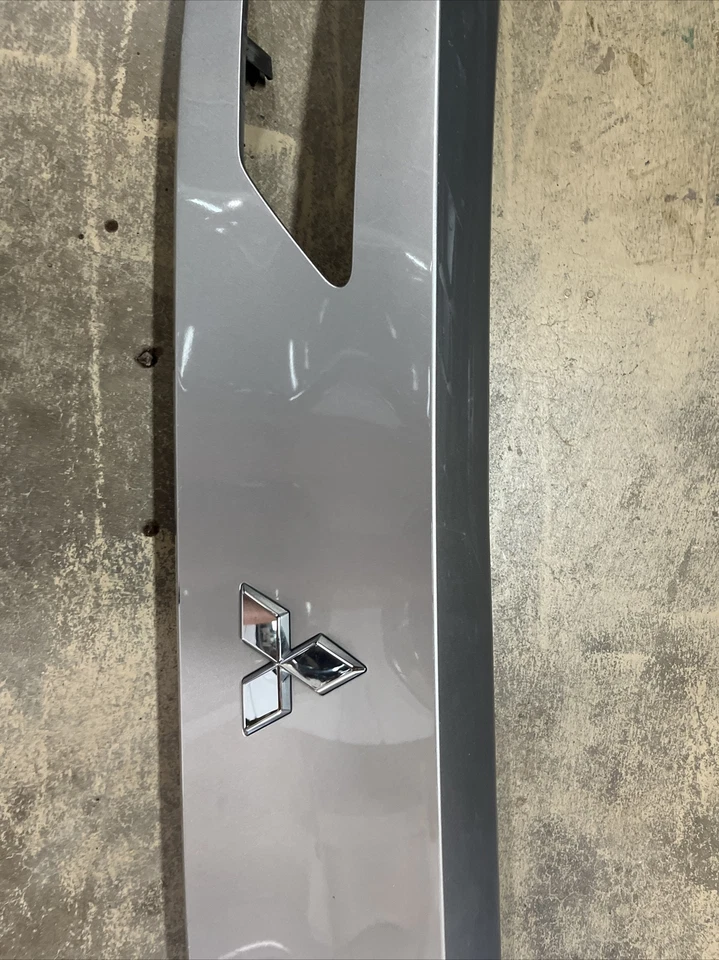 2022 - 2023 三菱 Outlander 升降门装饰车牌盖 5817A324 — 第 4/4 张图片