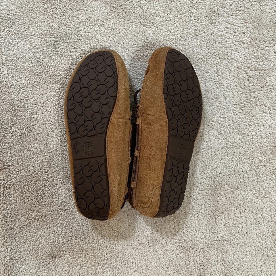 Chinelos Mocassim UGG Kid Feminino Ryder Jungle 1005160K EUA Tamanho 4 Camurça Estado perfeito - Imagem 3 de 4