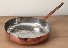 A VINTAGE 19" LONG, HAMMERED COPPER ROUND FRYING PAN c/w SECURE HANDLE
