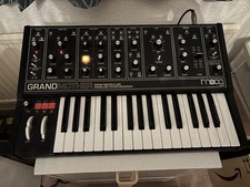 Moog Grandmother Analogue Synthesizer (Dark Edition)