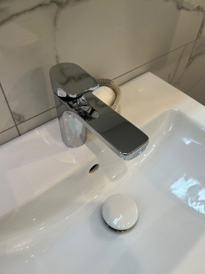 Ex display Villeroy & Boch Subway 2.0 600mm Basin Vanity unit &Tap RRP