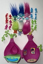 Dreamworks Trolls World Poppy  s Stylin Playset and 20 Mini Figure Troll Dolls