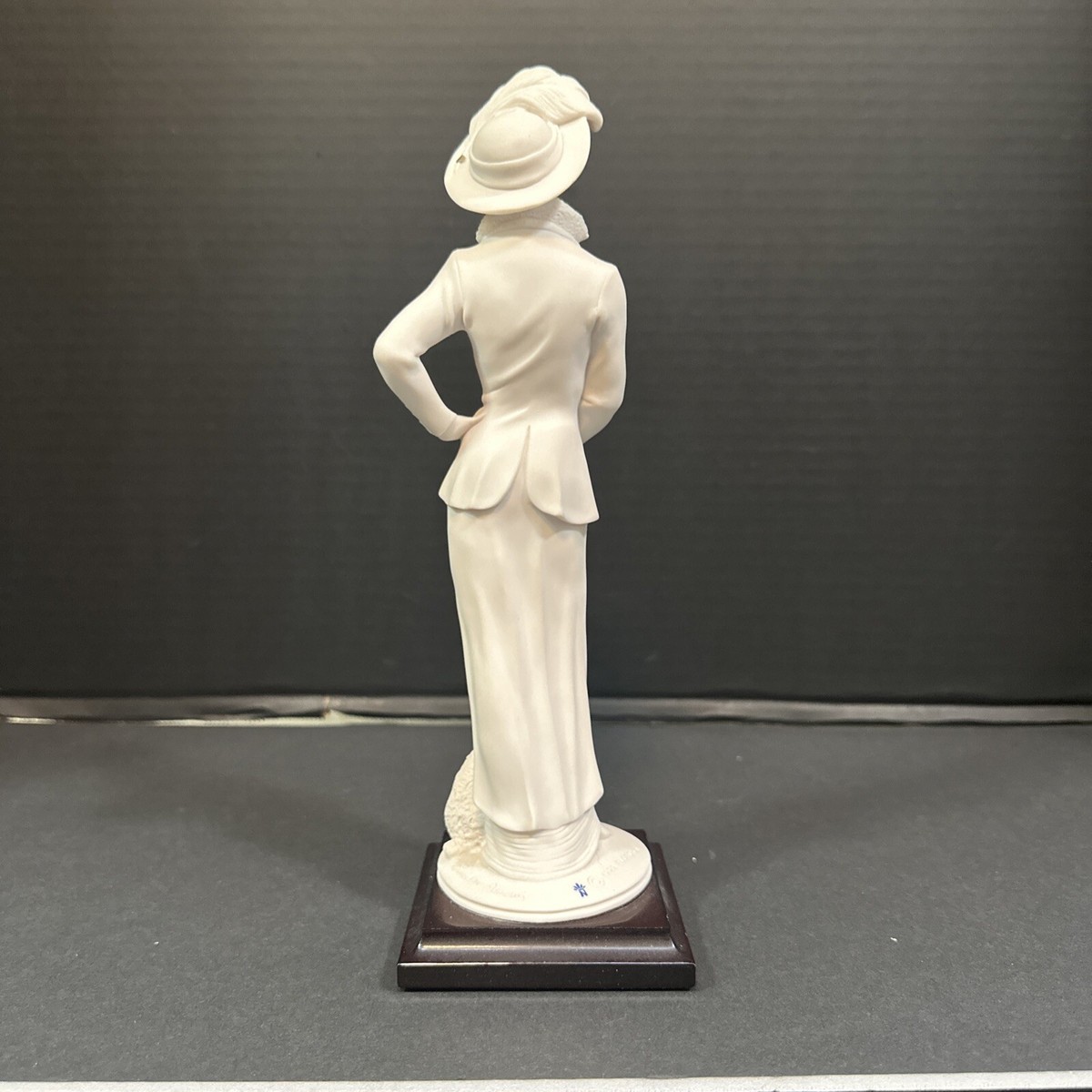 Giuseppe Armani 1999 ARMIS LADY With Poodle Florence Figurine