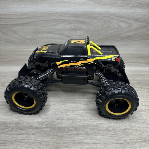 MAISTO TECH 81152 ROCK CRAWLER RADIO CONTROL TRUCK WITH REMOTE. - Picture 11 of 12