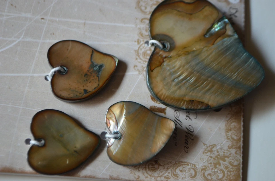 Set of 4 pcs. Mother of Pearl Hearts Pendant / Charms Blue Moon Beads  - Imagem 3 de 4