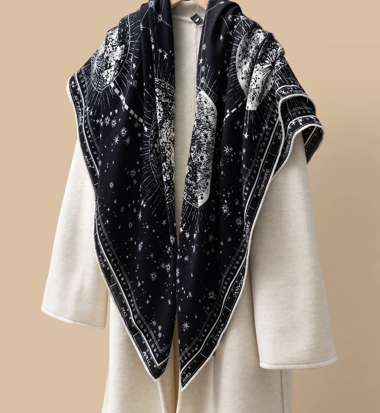 70% 羊绒和 30% 真丝裹巾指南针印花双面印花披肩 51 全新 — 第 2/4 张图片