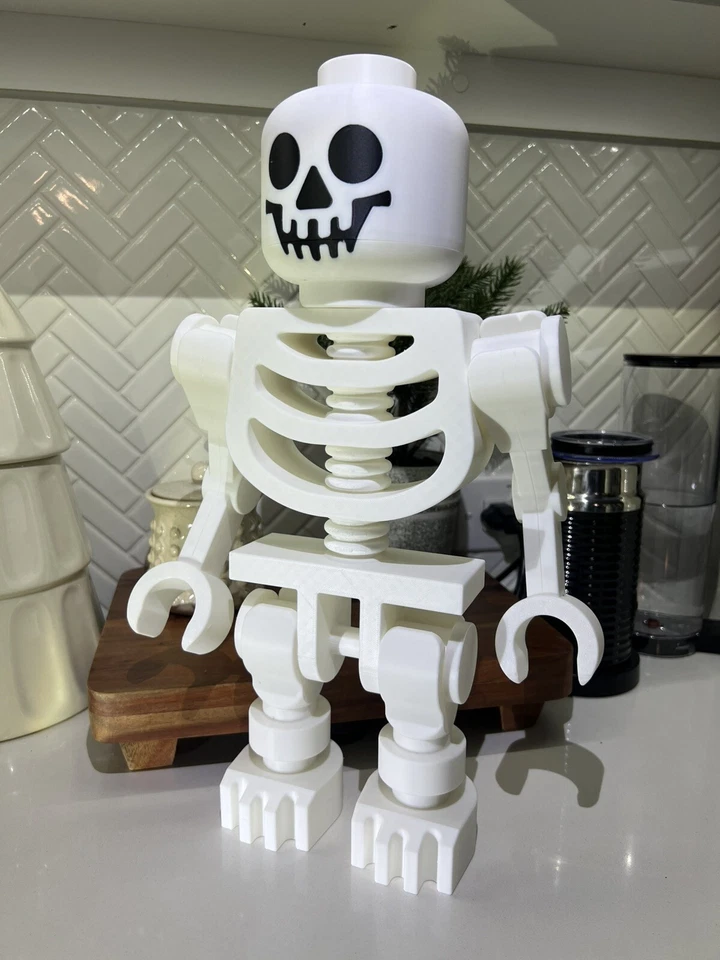 Figura de acción gigante LEGO Skeleton 20”/508 mm de alto 💀 Halloween, escala 10:1 Foto 2 de 4
