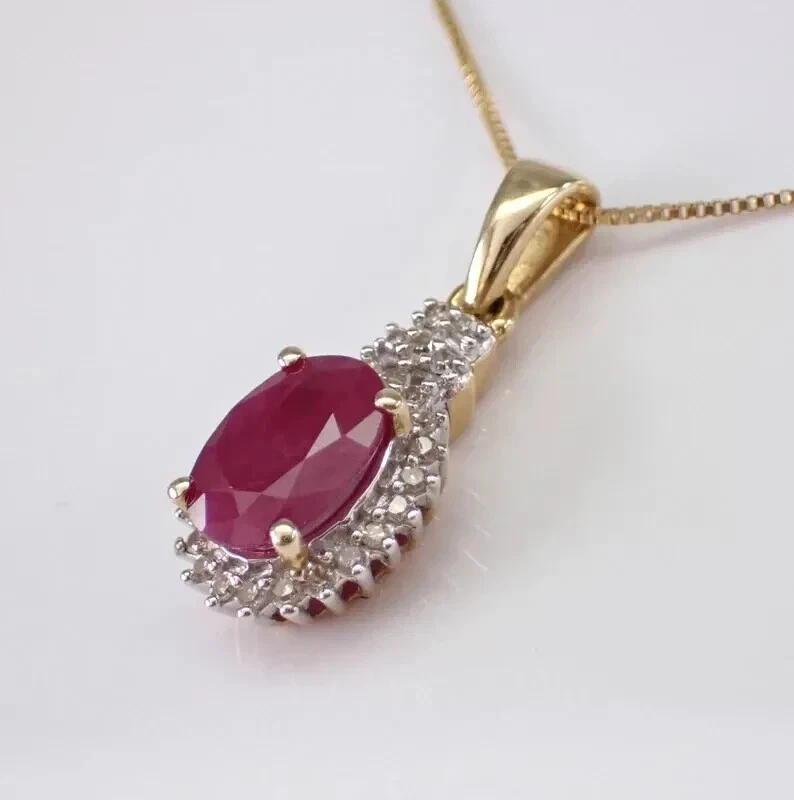 Colgante con halo de rubí rojo natural corte ovalado de 2 quilates de oro amarillo sólido de 14 quilates para mujer Foto 3 de 4