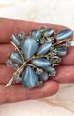 Vintage exquisite Blue Moon Glow Glas Cabochon & Strass Brosche Blatt Zweig