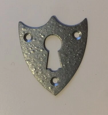 Entree de serrure ancienne style louis philippe ecusson 27x31 mm acier rugueux - Photo 1/3