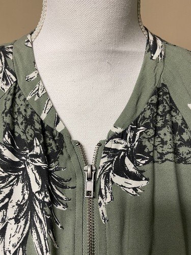Preowned BB Dakota green pineapple Cropped bomber jacket, size L Juniors - Picture 2 of 8