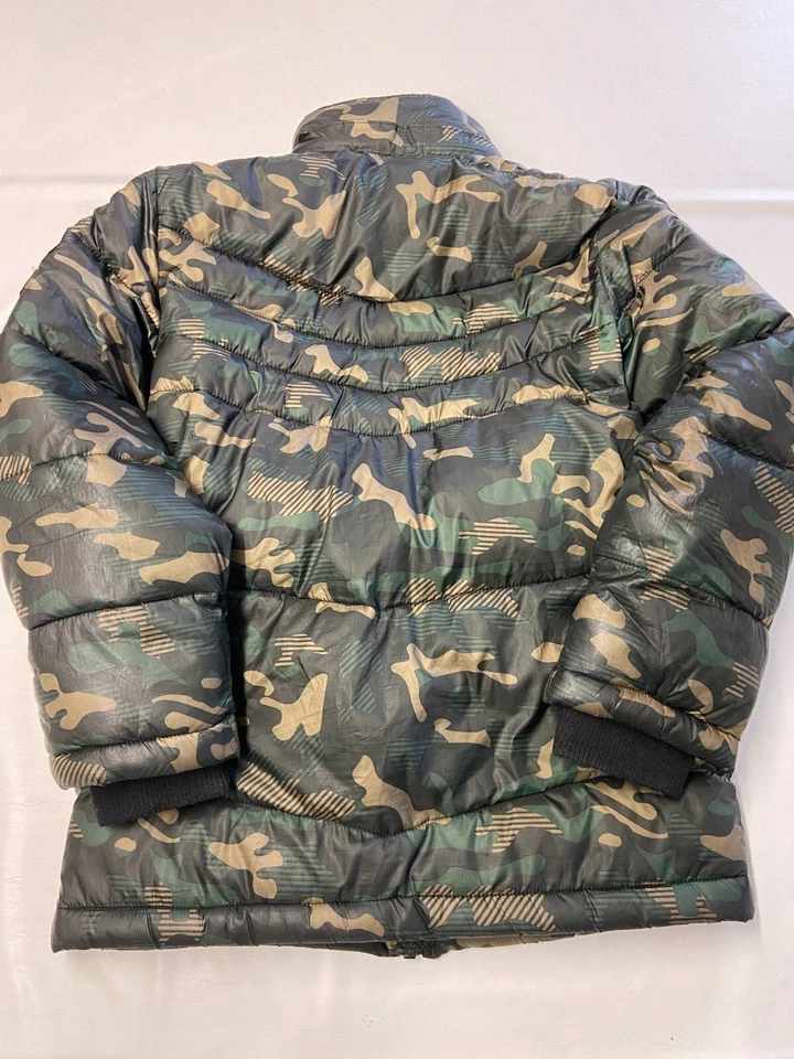 Jaqueta acolchoada masculina DIESEL verde camuflada isolada tamanho 8 - Imagem 4 de 4