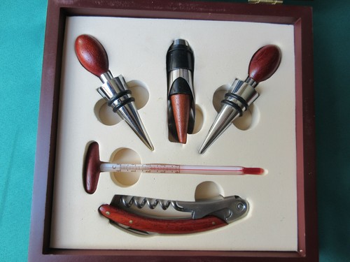Wine Sommelier bar set in beautiful wood effect box - Picture 2 of 4