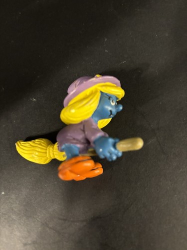 VINTAGE 1980s HALLOWEEN SMURF SMURFETTE WITCH W/ BROOM COLLECTIBLE FIGURINE