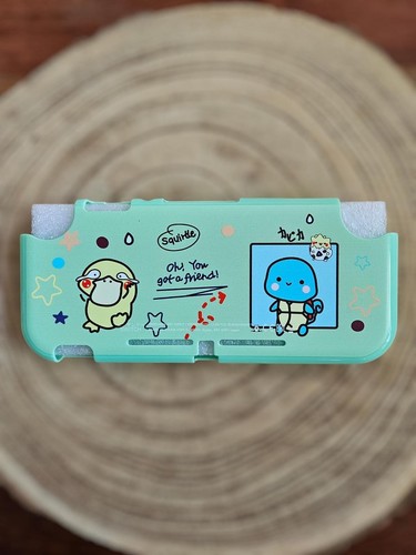 🍀 Funda Protectora Nintendo Switch LITE Hard Case Pokemon Shiggy Enton Design - Imagen 1 de 2