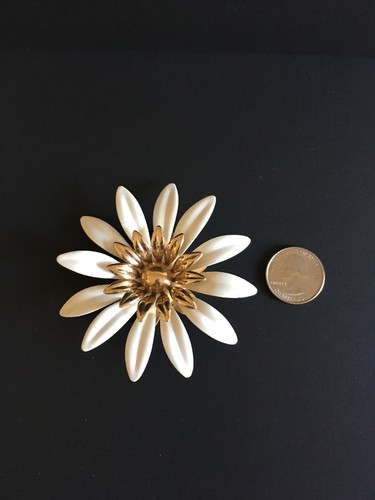 Vintage Floral Enamel Metal Brooch Signed Sarah Coventry Roll Over Clasp 3" - Picture 2 of 9