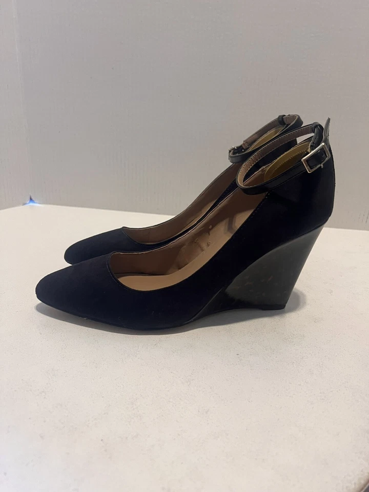 Zapatos de tacón ANN TAYLOR para mujer talla 9 con tiras hebilla al tobillo cuña gamuza negra Foto 2 de 4