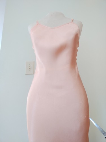 Vintage 1930's "liquid" peach rayon satin bias cut slip - size S 32 - Picture 14 of 22