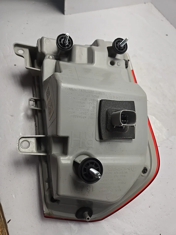 Luz trasera derecha Chrysler 300 2015-2023 lámpara LED 68196290AC OEM #C499 Foto 4 de 4