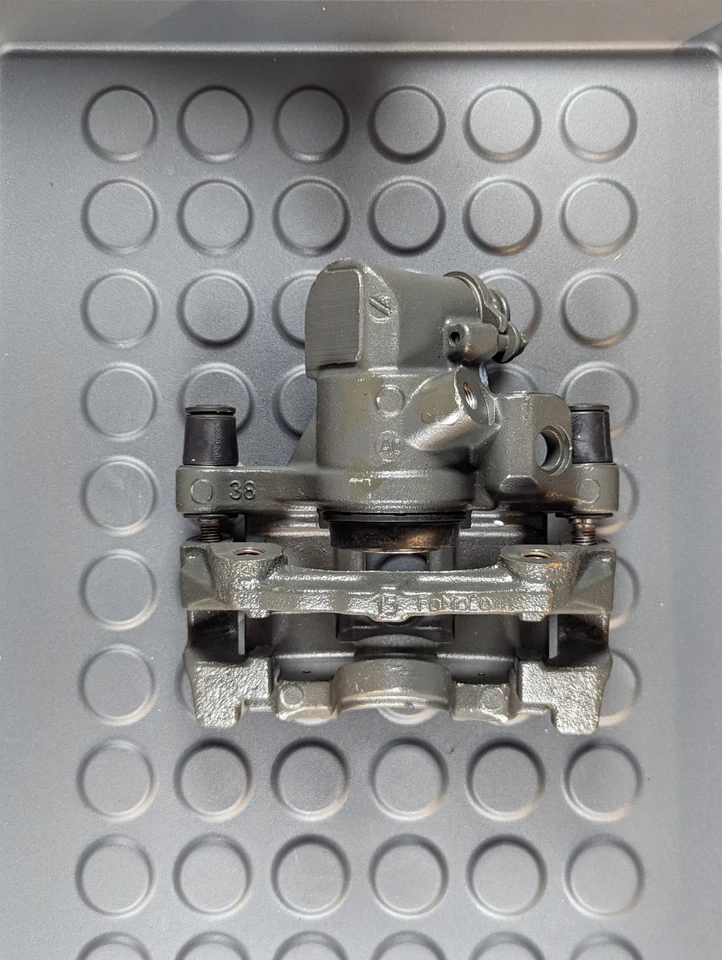 Тормозной суппорт Duralast 19-B2954 с кронштейном — задний левый (Ford Focus, Mazda 3) - Изображение 3 из 4