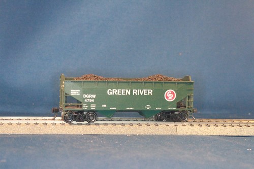 Tolva JP HO Athearn 55 toneladas 2 bahías DGRW #4794 Green River con carga acopladores Kadee | Zustand: Used