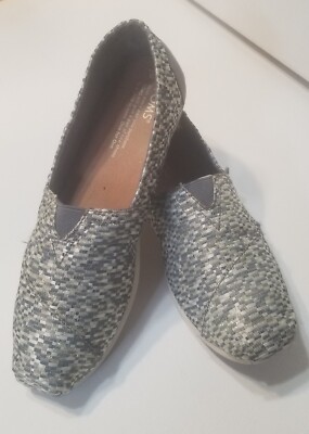 TOMS Alparagatas metallic silver hole flexs Slip-On flats
SZ 8 NWOT Womens Alpargata Plus Silver Metallic Espadrille – TOMS.com main image 2