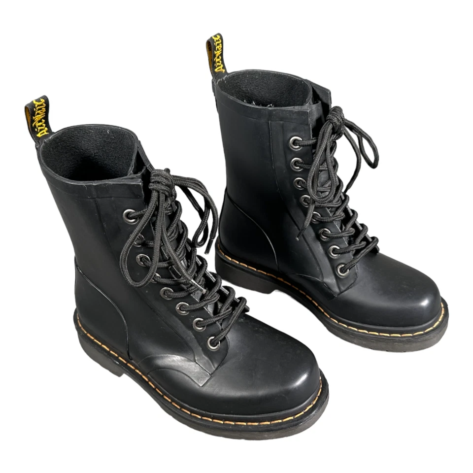 Botas Dr. Martens 5 para mujer negras de goma empapada bloque de lluvia punta redonda con cordones bajos Foto 2 de 4