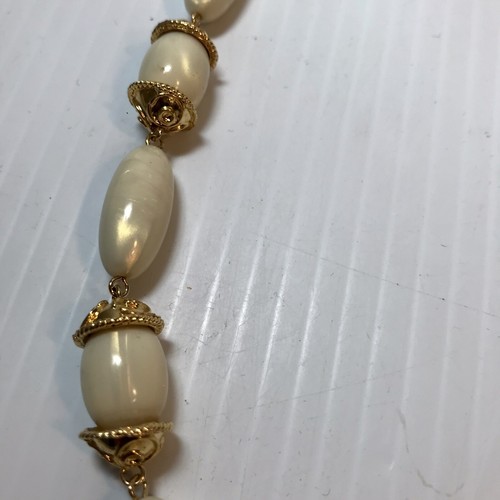 TRIFARI Necklace Large Pearlescent Beads Gold Tone 24” Vintage - Picture 9 of 10