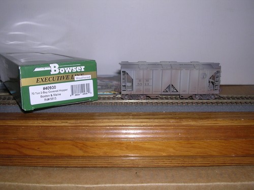 BOWSER #40930 Boston & Maine ACF 70 toneladas 2 bahías cubierta Coche tolva #5513 Weath. 1/87 | Zustand: New