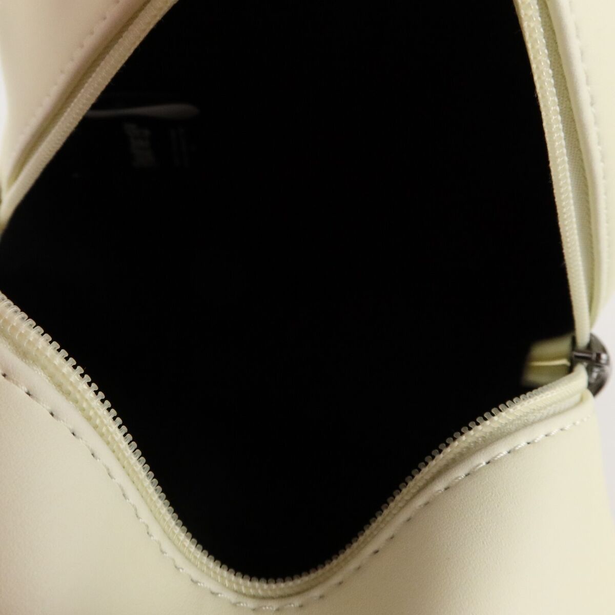 Friday The 13th Jason Mask Crossbody Bag Glow-In-The-Dark Friday The 13th Jason Mask Crossbody Bag Glow-In-The-Dark