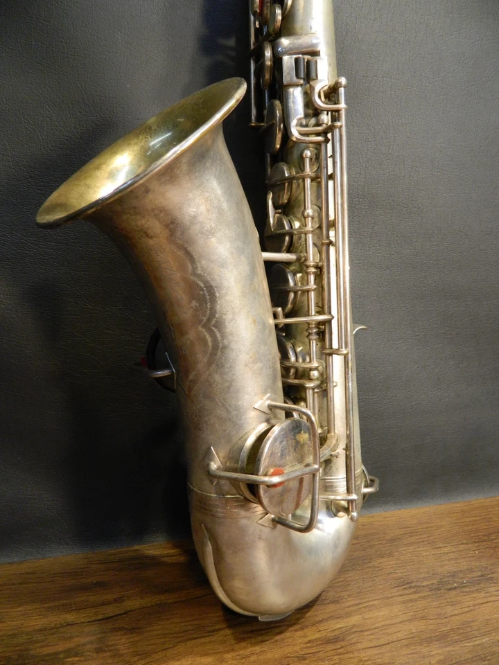 Saxofón vintage de tono bajo "The Indiana by Martin" Martin Band Instrument Co. Foto 4 de 4