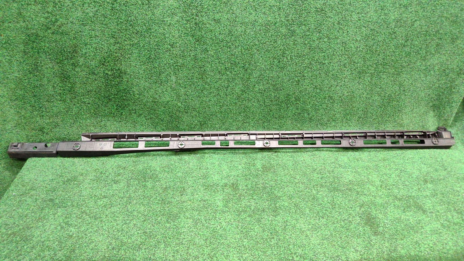 2016-2022 Mercedes Glc 300 Right Rocker Panel Moulding Bracket Oem A2536980227