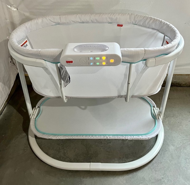 Fisher-Price Soothing Motions White Bassinet with lights and sounds oyf570