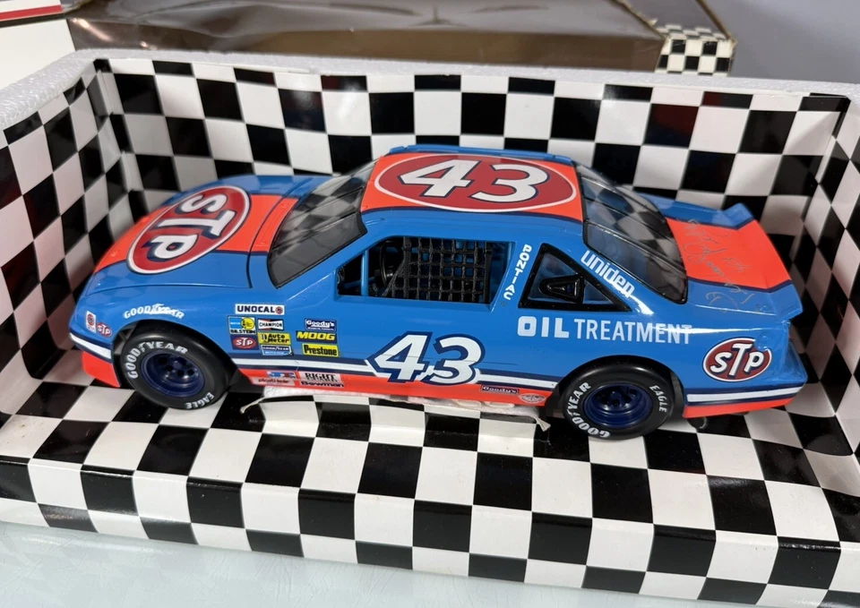 Литая модель STP Grand Prix с автографом Ричарда Петти из ERTL American Muscle масштаб 1:18 - Изображение 4 из 4