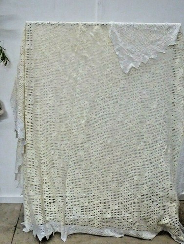 OLD CONTINENTAL HAND CROCHET HANDIWORK TABLECLOTH BEDSPREAD