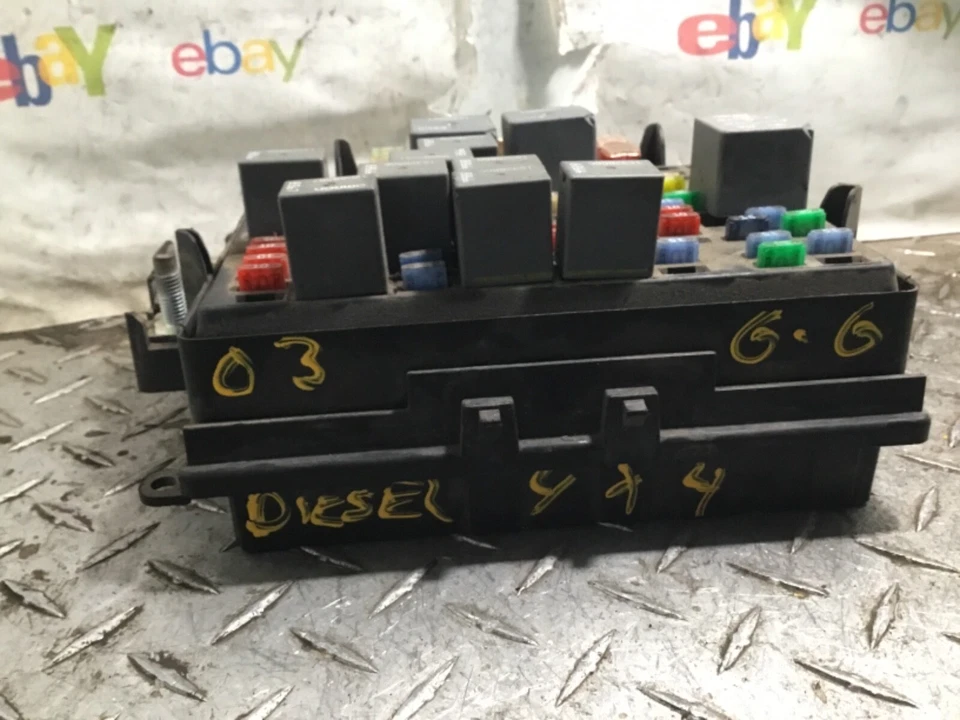 Silverado Sierra 3500 2500 2003 6,6 L 4x4 Lly diésel bajo capó caja de fusibles Foto 3 de 4