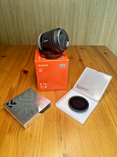 Sony 11mm f/1.8 E Objektiv (APS-C) neuwertig + var. ND-Filter K&F (Zubehörpaket) - Bild 1 von 18