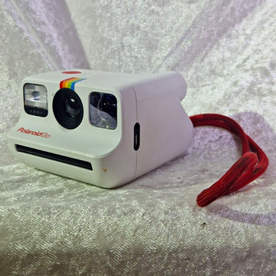 Polaroid Go Instantkamera Weiß mit eingebautem Blitz und Trageschlaufe
