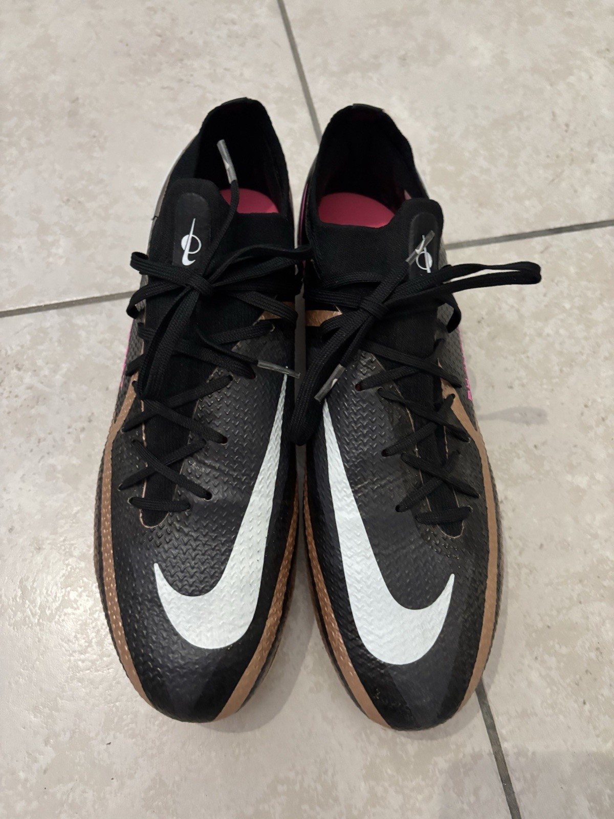 Nike Phantom GT scarpe da calcio con tacchetti nero oro Swoosh bianco