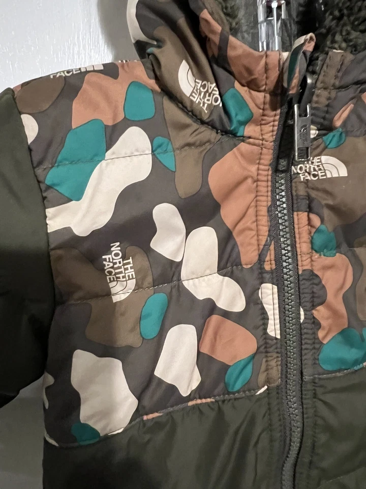 Cremallera infantil North Face. Chaqueta con Capucha Verde 12-18 Meses - Usada Foto 2 de 4