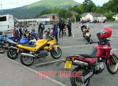 FOTO OBERGAVENNY SONNTAG MORGEN FAHRRAD TREFFEN BIKER AUS ALLEN TEILEN TREFFEN SICH HIER IMMER