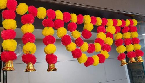  Marigold Fluffy Flower Garlands Toran Bandarwal with Hanging Bells Set  - Zdjęcie 1 z 3