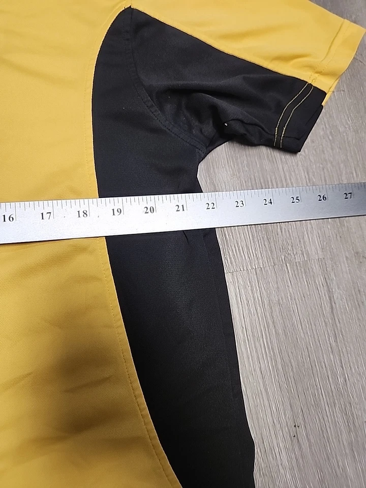 Camisa polo ligera amarilla con logotipo de autobús escolar Texas Central para hombre grande Foto 2 de 4