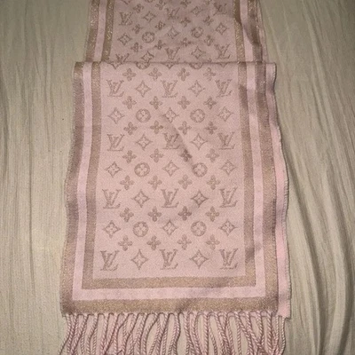 Louis Vuitton Mujer’s Bufanda Auténtico Color Rosa Pálido Color con Acentos Dorados - Imagen 1 de 4