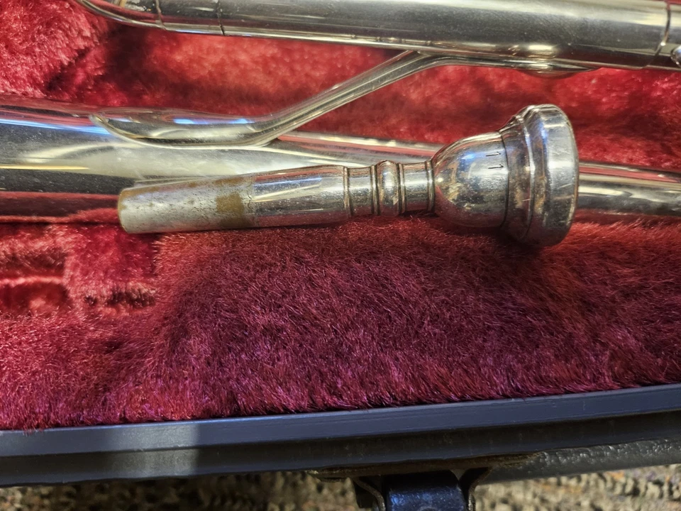 Yamaha YTR-136 Trumpet Silver with Case Bb Key Wind Instrument - Image 2 of 3