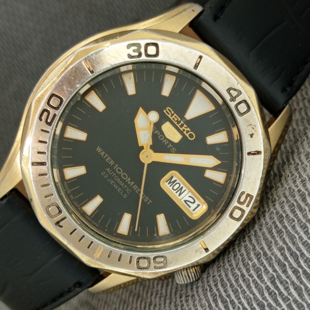 VINTAGE SEIKO 5 SPORTS AUTOMATIC 7S36A JAPAN MENS TRANSPARENT BACK WATCH a2569-U